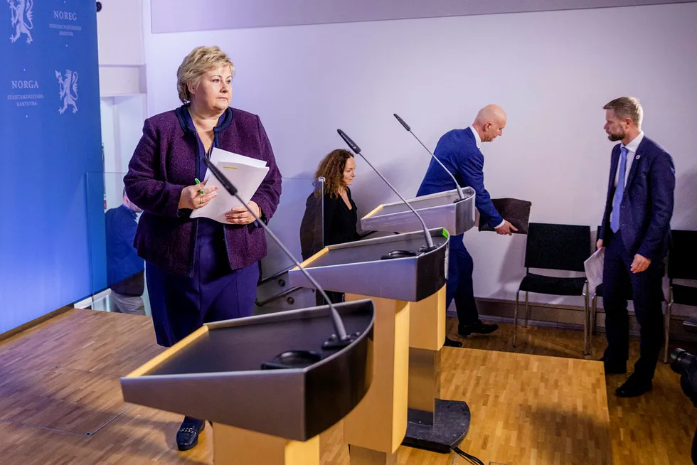 Torsdag 12. mars ga statsminister Erna Solberg (H) og helseminister Bent Høie (H) beskjed om å stenge ned store deler av samfunnet for å hindre smittespredning. Tiltakene ble fornyet en gang, og neste uke skal regjeringen bestemme om de fortsetter etter påske, eller om det blir endringer.