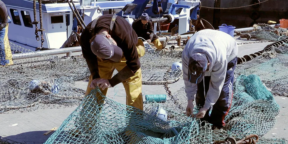 TAPER MEST: Skotske fiskere har mest å tape om britene velger å gi EU kvoter i britisk sone. Her reparerer skotske fiskere trål i Fraserburgh.