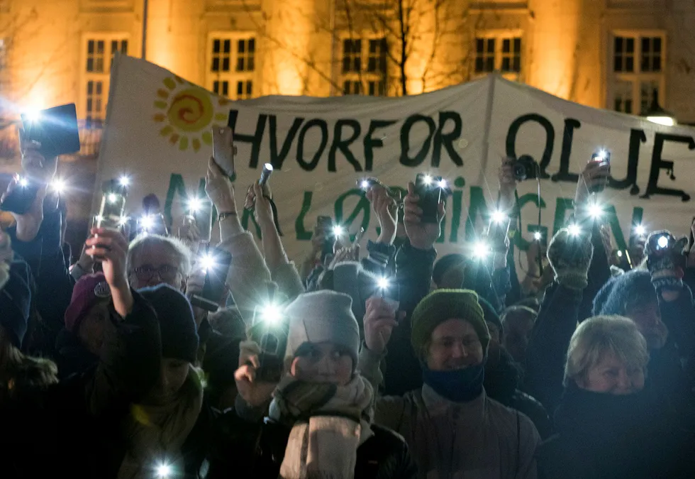 Støttemarkeringer for klimasøksmålet mot staten ble arrangert mange steder i landet i november i fjor, her på Eidsvolls plass i Oslo.