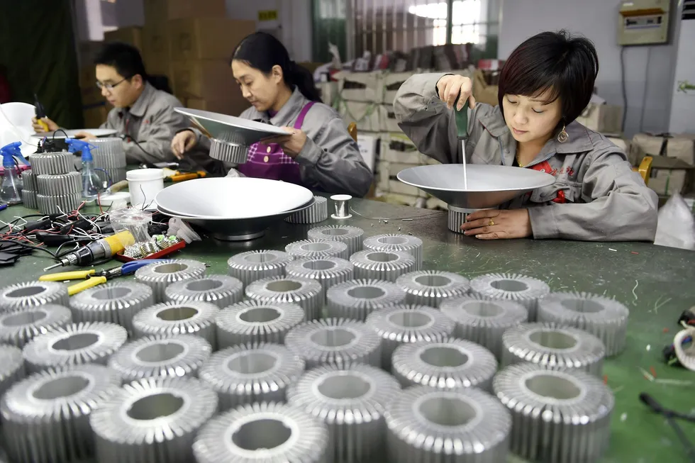 Kina vil tvangsfusjonere tusenvis av statskontrollerte selskaper. Her fra en fabrikk i Shandong-provinsen øst i Kina. Foto: AFP
