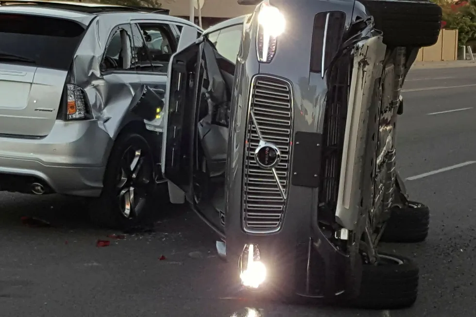En selvkjørende Volvo suv eid og operert at Uber Technologies falt over på siden etter en kollisjon i Tempe i Arizona på fredag. Foto: Mark Beach/handout via Reuters/NTB Scanpix