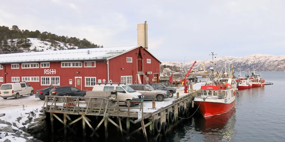 Nytt fiskeriselskap startet i Alta. Her, en del av sjarkflåten i Alta ved kai i Bukta. Servicebygget er viktig for de lokale fiskerne.