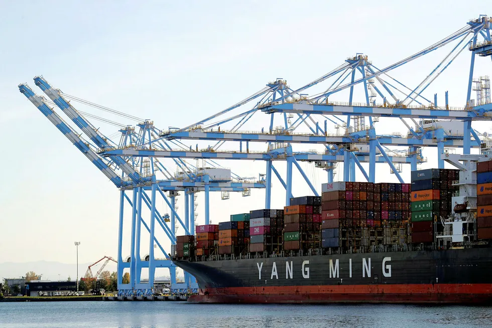 Et containerskip fra Yang Ming Marine Transport Corporation leverer varer fra Kina i havnebyen Tacoma i delstaten Washington på nordvestkysten av USA.