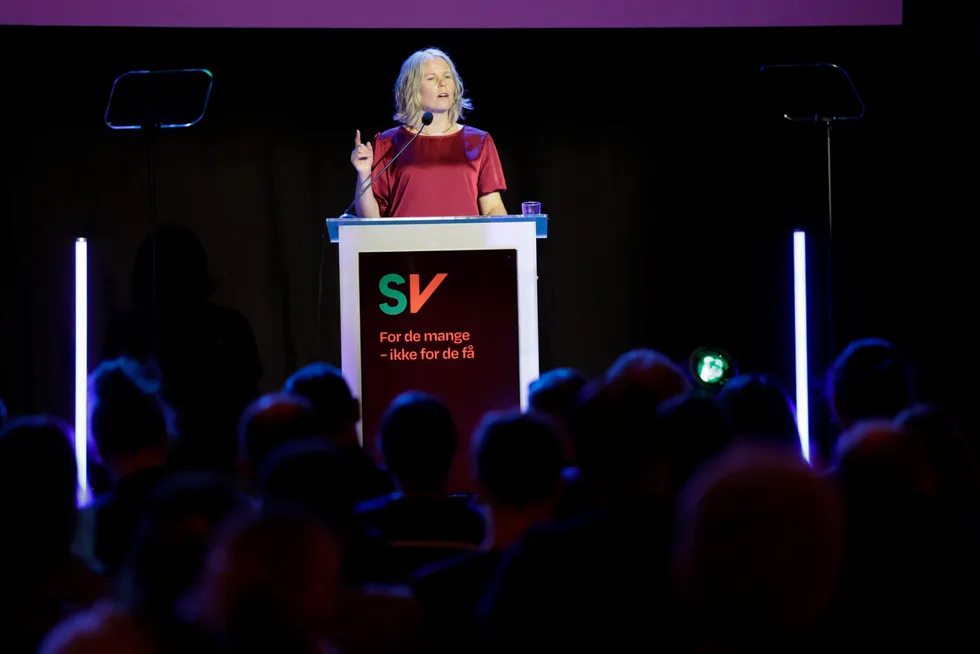 SV-leder Kirsti Bergstø gikk rett i strupen på milliardærer som flytter til Sveits. I sin tale til landsmøtet ba hun Kjell Inge Røkke ryke og reise.