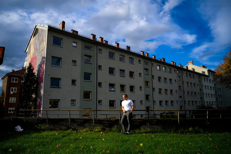 Christoffer Haraldsen prøvde lenge å kjøpe sin første bolig i Oslo, før han endelig kom seg inn i markedet. Til tross for at det ventes en liten brems i prisveksten, tror Samfunnsøkonomisk analyse at prisene skal fortsette oppover i Oslo de neste årene.