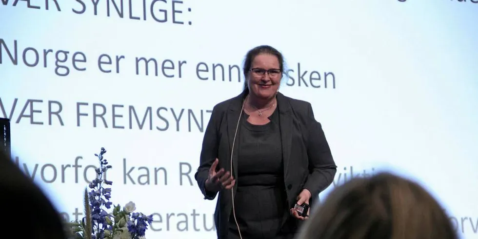 ENGASJERENDE: Liv Monica Stubholt, partner/advokat i advokatfirmaet Selmer og styreleder i Norsk-Russisk Handelskammer holdt et engasjerende innlegg om hvilken betydning det pelagiske fiskeriet har for nasjonen og utenrikspolitikken på Pelagisk Arena tirsdag.Foto: Torhild Måkestad Martinussen