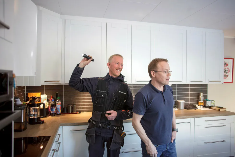 Inspektør Arne Fosse fra Anticimex sjekker tilstanden til boligen til Hakon Kvernes og familien på Skedsmo for å se etter mulige vedlikeholdsbehov. Fosse sier seg stort sett fornøyd med tilstandene. Foto: Javad Parsa