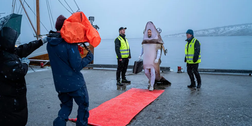 MOBILISERER: Sjømatnærignen mobiliserer før årets vintersesong. Det trengs, for problemene står i kø. Her er de Anette Zimowski, Sara Møllebakken, og Mr Skrei alias Magnus Utvåg, ute og lager reklamefilm for norsk skrei.