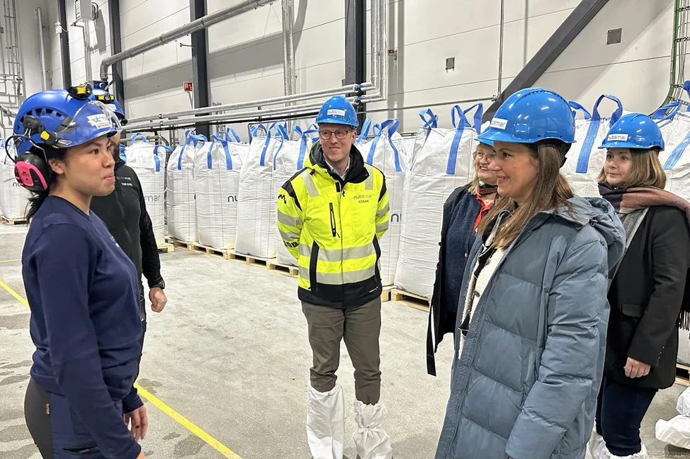 Fiskeri- og havminister Marianne Sivertsen Næss (Ap) besøkte Nutrimar og Edgar Skjervold (midten) torsdag.