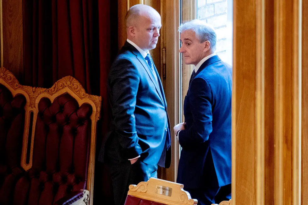 Statsminister Jonas Gahr Støre (Ap) og finansminister Trygve Slagsvold Vedum (Sp) presenterer lørdag forslaget til hvordan regjeringen skal bidra til hjelp med strømregningen.
