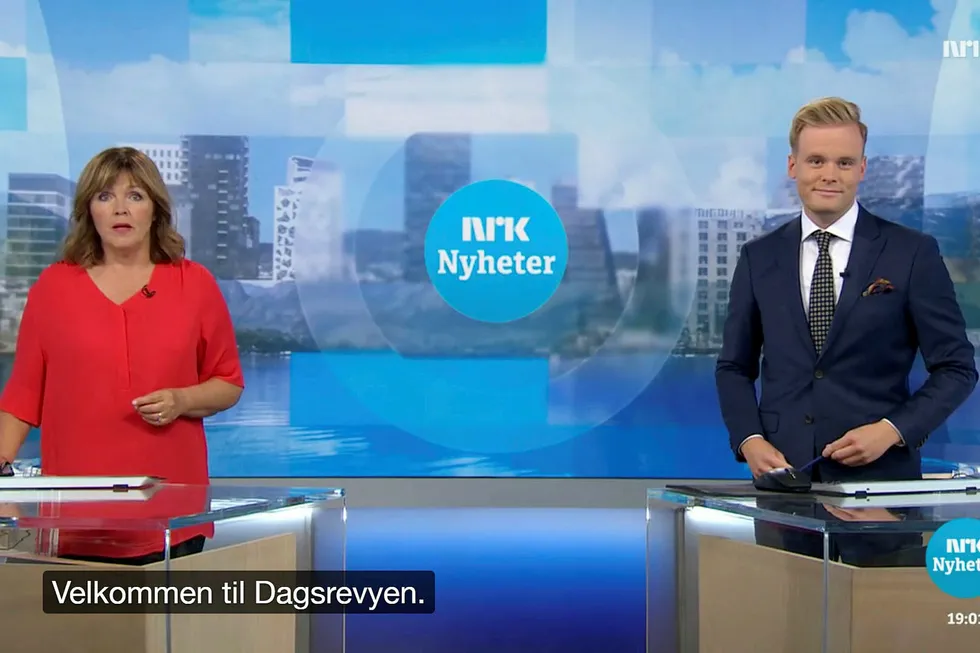 Cato Husabø Fossen (t.h.) har vært politisk reporter og Dagsrevyen-anker i NRK siden 2016. Nå går han over i politikken. Her avbildet med sin Dagsrevyen-makker Ingvild Bryn.