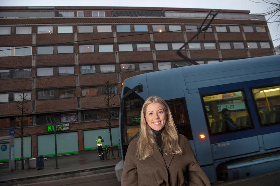 I september kjøpte Rikke Blakstad en toroms i denne blokken på Grünerløkka i Oslo og gleder seg til overtagelse i desember.