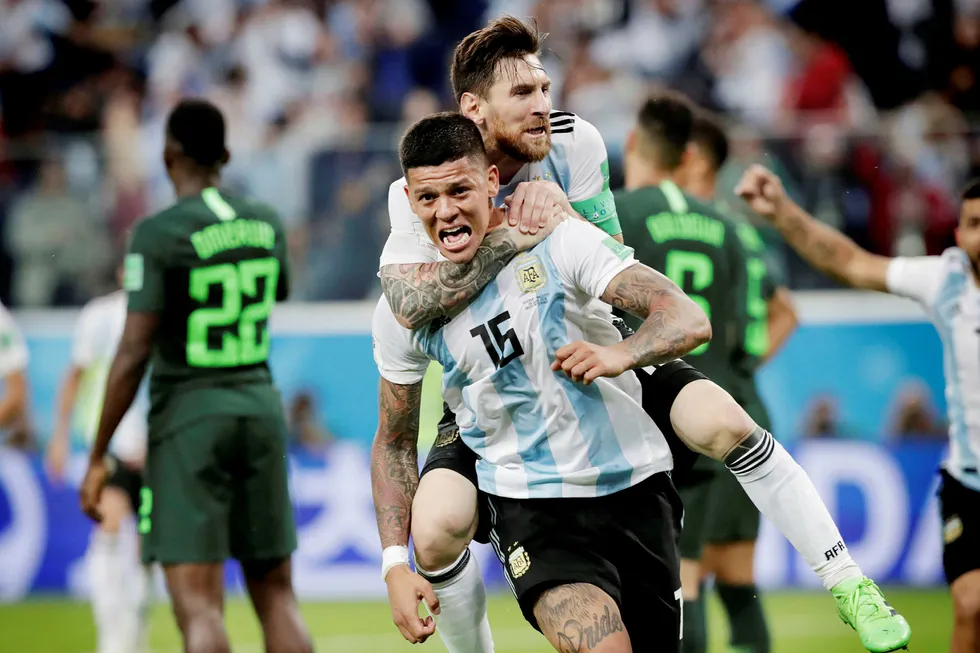 Lionel Messi og Marcos Rojo feirer deres andre mål i kampen mellom Argentina og Nigeria i fotball-VM. Henry Romero/Reuters/NTB Scanpix