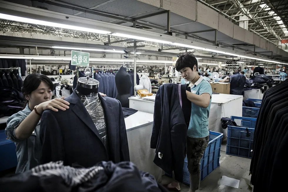 Kinas industri gir amerikanske forbrukere varer til lavere pris enn om de var blitt produsert i USA. Denne fabrikken i Jining syr dresser. Foto: Qilai Shen/Bloomberg