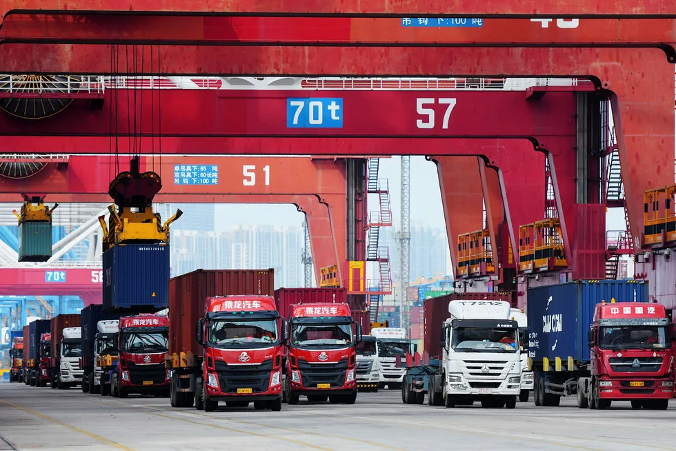 Aktiviteten er i ferd med å ta seg opp ved havner over hele verden – ledet av Kina. Her fra containerhavnen i Qingdao. Den kinesiske handelen falt i mai. Realtidsindekser tyder på en bedring i mai og Kina kan slippe unna en resesjon.