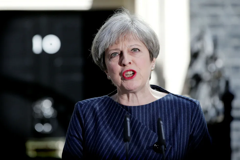 Statsminister Theresa May uttalte seg til pressen utenfor Downing Street nr 10 tirsdag. Nå varsler hun at det ikke vil bli TV-debatter frem mot valget. Foto: DANIEL LEAL-OLIVAS/AFP/NTB scanpix