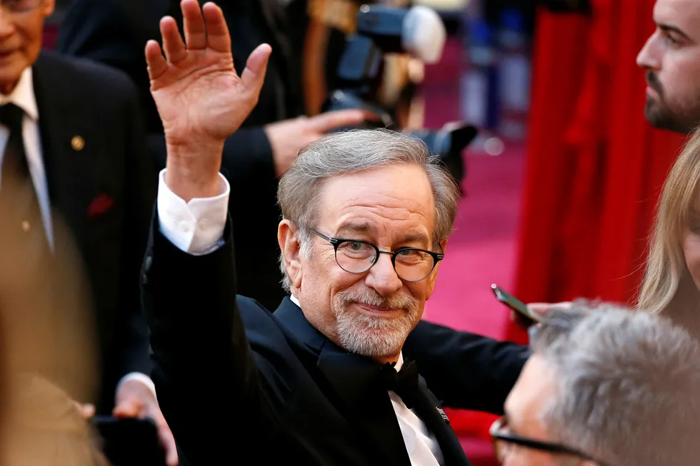Den suksessrike filmregissøren Steven Spielberg, medlem av Oscar-akademiet, er kritisk til at filmer produsert for TV, som Neflix, skal bli kunne vinner Oscars. Her ankommer Spielberg Oscar-utdelingen i Los Angeles i 2018.