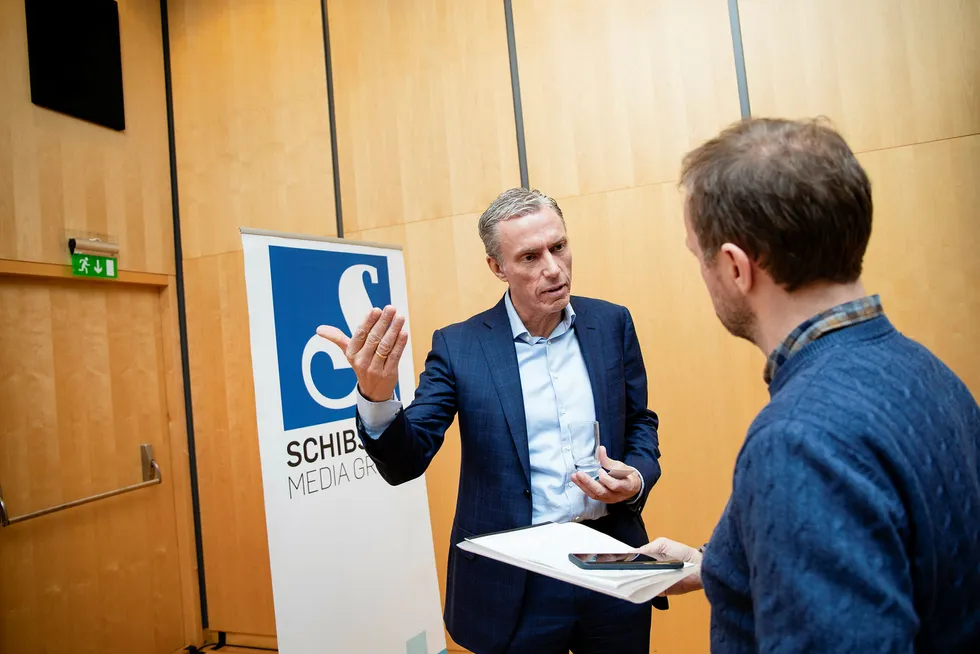Konsernsjef Rolv Erik Rysstad snakker med Kampanje-journalist Erlend Fossbakken etter Schibsteds resultatpresentasjon fredag.