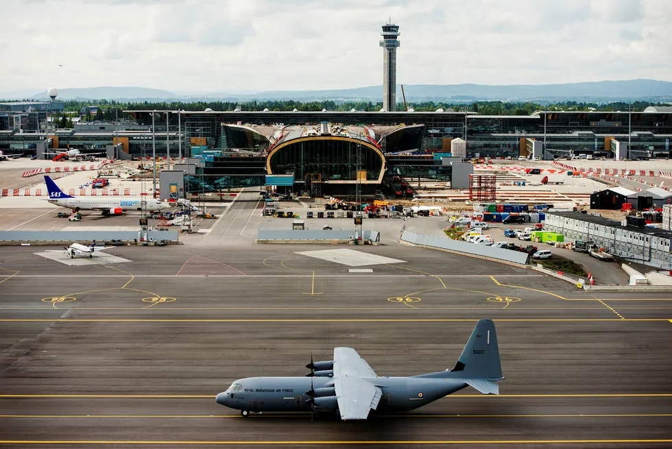Et av Forsvarets Hercules-fly på Oslo lufthavn. Det er virksomheten til slike fly SAS, Norwegian og Widerøe mener koster dem flere millioner. Foto: Fredrik Varfjell/NTB Scanpix