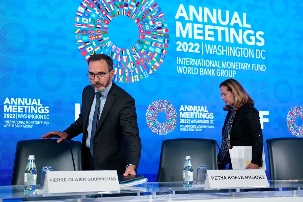 IMFs sjeføkonom Pierre-Olivier Gourinchas ankommer IMFs årlige møte om de økonomiske utsiktene fremover.