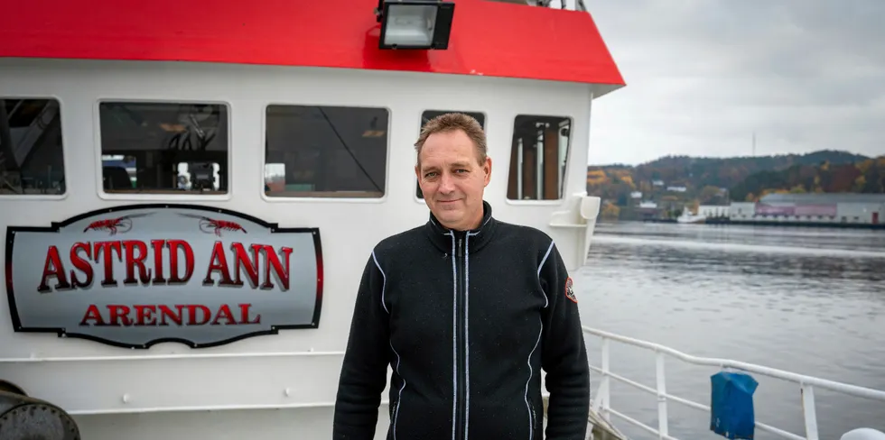 Rekefisker Agnar Langtveit i Arendal velger å fylle drivstoff i Danmark for å kutte driftskostnader.