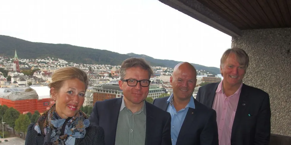 BERGEN:Bergen vil bli hovedsete for ny nasjonal satsing på marin forskning. Planene for dette ble presentert av Høyres stortingsrepresentant fra Hordaland, Ove Trellevik (bakerst), Helge Stormoen, Martin Smith-Sivertsen og Tanja Hoel. Foto: Nils Torsvik