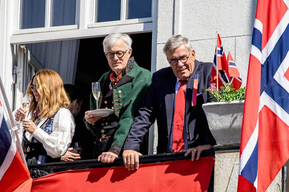 Stein Erik Hagen (til høyre) har samlet venner og familie på Grand Hotel i 40 år: – Det er jubileum, sier han. Harald Ramm står ved siden av Hagen.