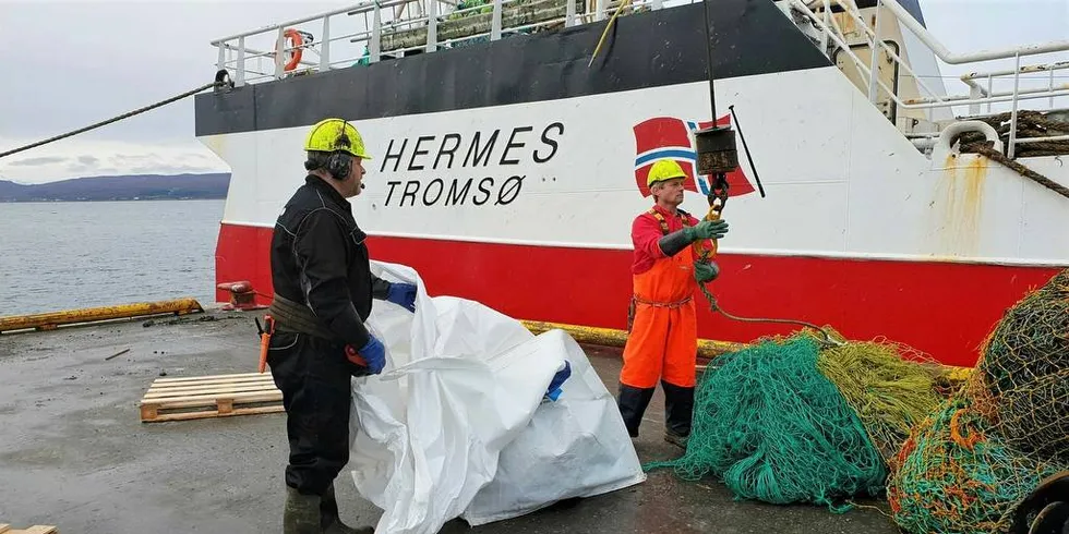 Mannskapet på Hermes losser i land søppel tatt opp fra havet og puttes i Fishing For Litte-sekker. Deretter tas det videre for håndtering og resirkulering.Foto: Hermes AS