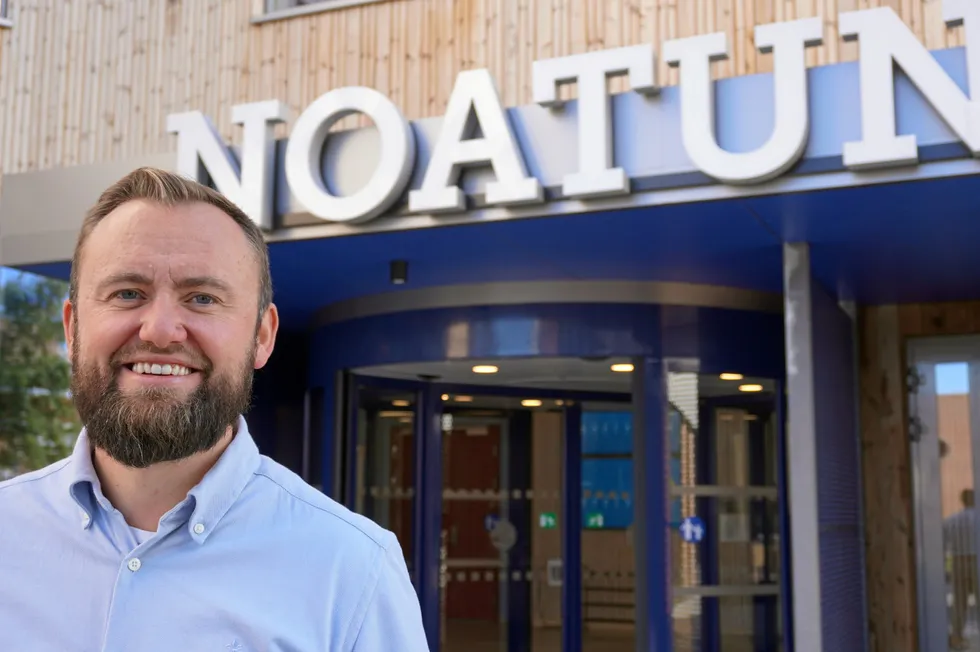 Snorri S. Rasch er konsulent i Steigtind og leder prosjektet «Havbruksbyen Bodø i sjømatfylket Nordland AS». Her står han framfor Nord universitets havbrukssatsing, «Blått bygg» som er omdøpt til Noatun etter den norrøne havguden Njård.