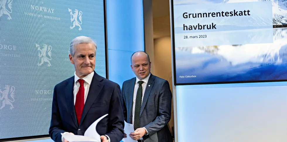 Finansminister Trygve Slagsvold Vedum (Sp) og statsminister Jonas Gahr Støre (Ap) presenterte lovforslaget for grunnrenteskatt i laksenæringen tirsdag morgen.