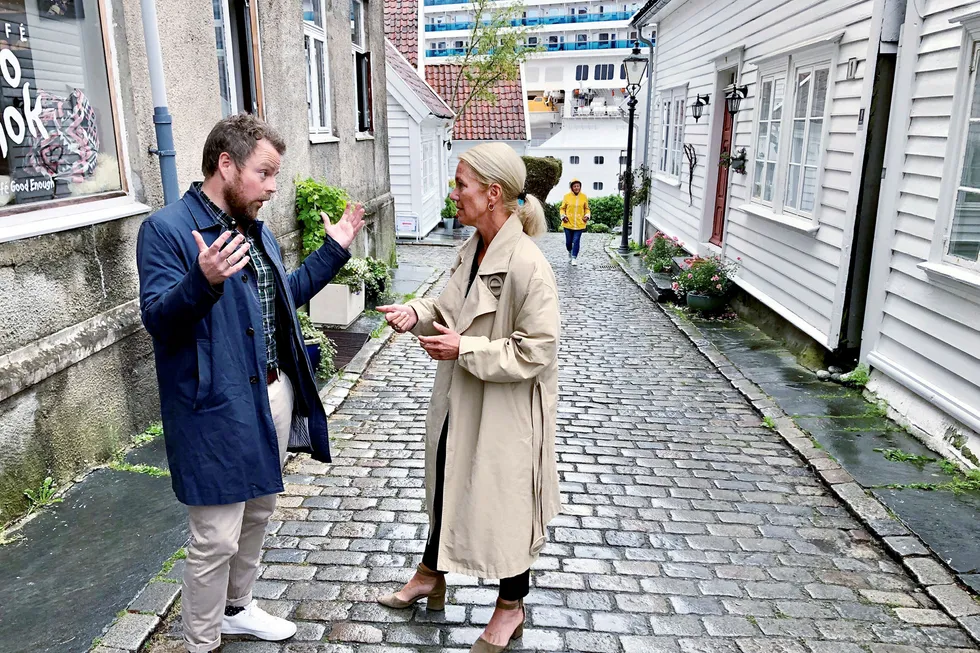 Næringsminister Torbjørn Røe Isaksen og Stavanger-ordfører Christine Sagen Helgø diskuterer effektene av cruiseturismen.
