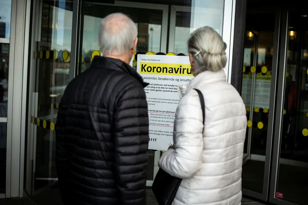 Plakater med informasjon om koronaviruset er plassert ved inngangen til ved Sykehuset i Vestfold.