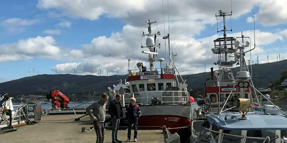 HØYSESONG HELE ÅRET: Bjarne Kvernenes i Kvernenes Båtbyggeri AS på Fitjar utenfor Bergen, opplever at livsverket hans far grunnla lever i beste vel. Geir Rommetveit i forgrunnen, Gisle Vestbøstad og Bjarne Kvernenes.