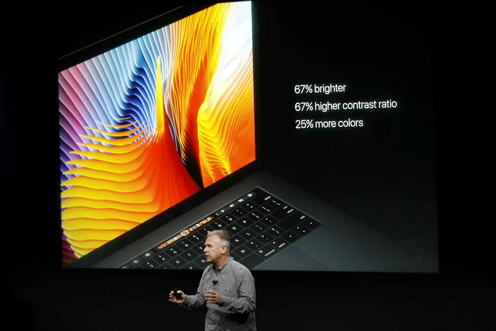 Enkelte modeller av Apples bærbare datamaskin MacBook Pro forbys av den amerikanske luftfartsmyndigheten Federal Aviation Administration (FAA). Bildet er fra lanseringen av en helt ny MacBook Pro i oktober 2016.