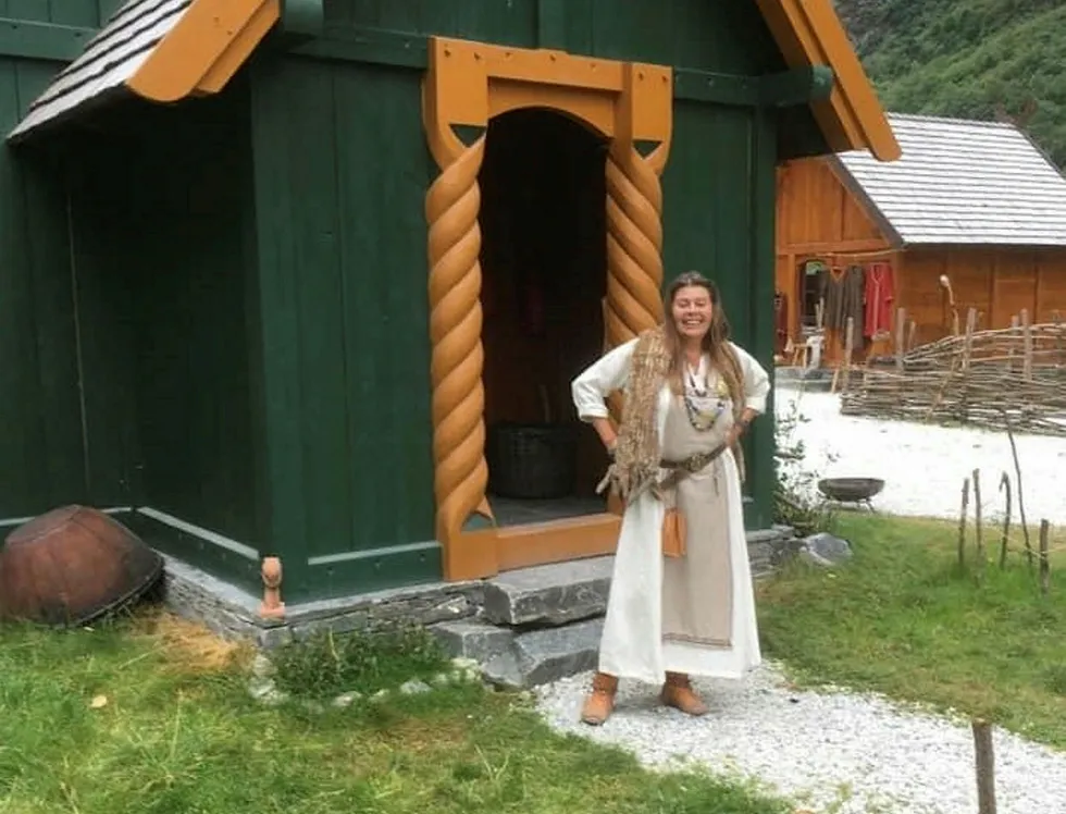 Torill Hylland har bygget opp Gudvangen Fjordtell sammen med mannen og er med på å bygge opp Vikingbyen i Gudvangen. Hun mener fraværet av utlendinger særlig rammer distriktene og at reiselivsbedrifter ikke får den hjelpen de trenger.