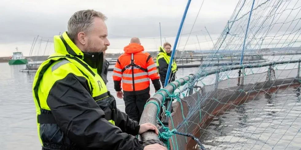 Helge Kvalvik på merdkanten til Måsøvals anlegg ved Bukkholmen i Trøndelag.