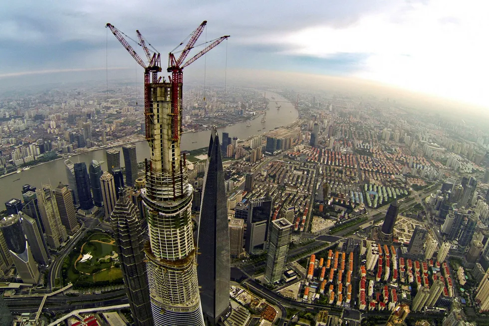 Dette bilder viser 492 meter høyer Shanghai Tower under bygging i 2013, på tidspunktet verdens høyeste skyskraper. Stålprisene er nå tilbake på nivået de var den gang. Foto: AFP Photo/STR/Scanpix