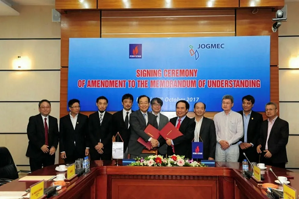 Continuing cooperation: the signing ceremony extending the MoU between Jogmec and PetroVietnam