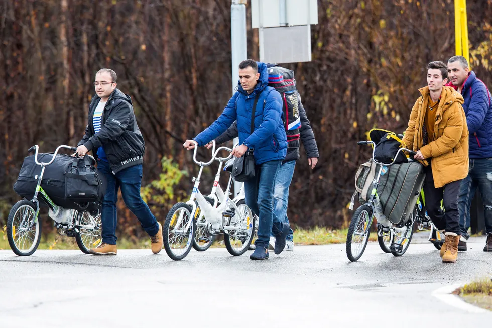 Migranter krysser grensen over Storskog til Kirkenes i 2015. Det kan komme nye bølger. Kirkenes 20151013.