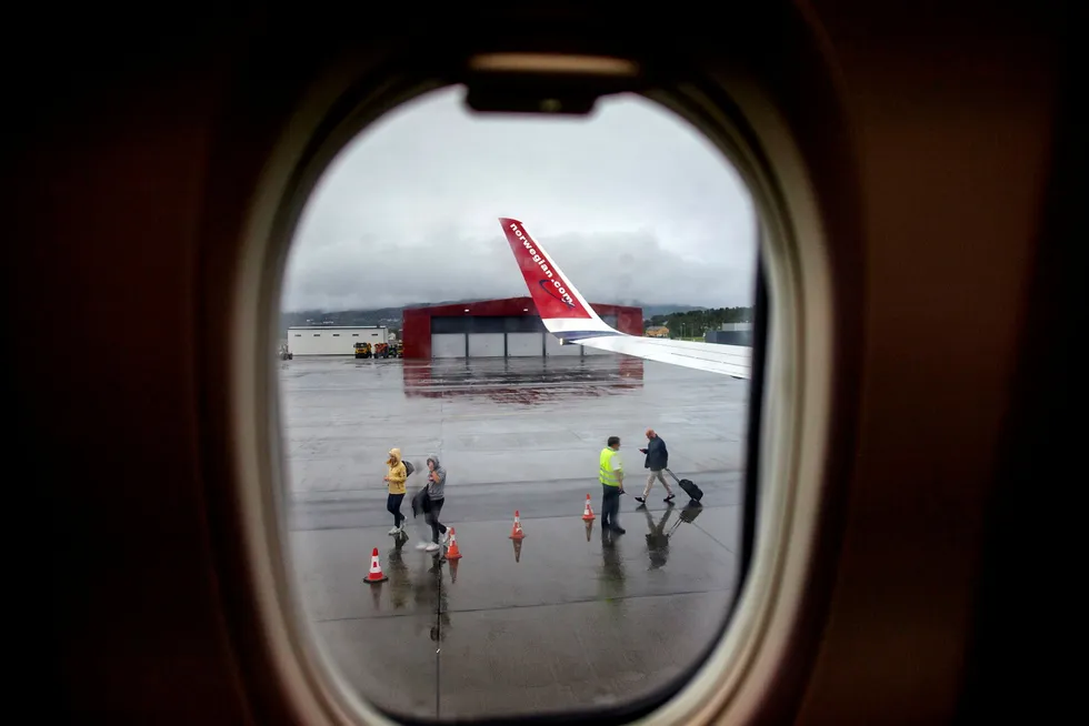 Norwegian har på egen hånd valgt å fly færre avganger – for å få opp fortjenesten. Men nå merker reisebyråene nye holdninger til flyreiser hos de viktige forretningsreisende. Her fra Alta lufthavn.