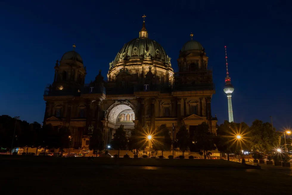 Katedralen i Berlin er ikke lenger fullt opplyst. Tyskland har innført en rekke energisparende tiltak, og ett av dem er mindre belysning om natta.
