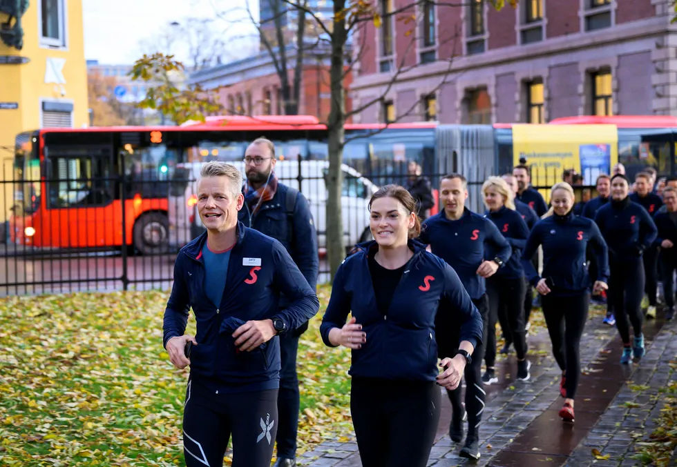 Sats-sjef Sondre Gravir og finansdirektør Cecilie Elde kom løpende til Oslo Børs da aksjen ble notert i oktober i fjor.