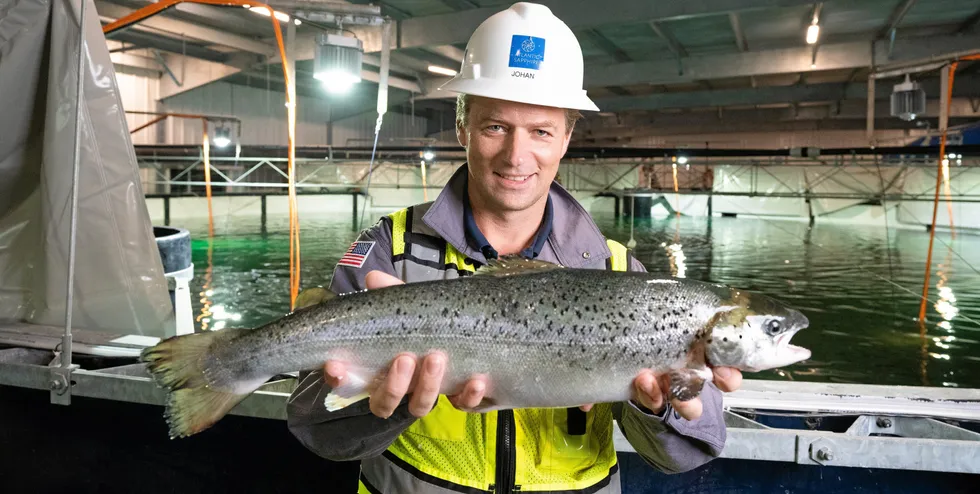 Gründer Johan Andreassen med den første landbaserte fisken som ble høstet i Atlantic Sapphire's anlegg i Florida.