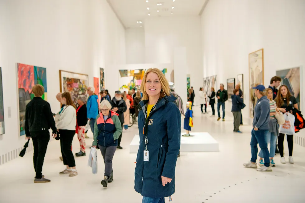 Kristin Gamme Helgaker, salg- og markedssjef, forteller DN at Kistefos har gått fra å være en skjult perle, til et verdenskjent museum. I år har de femdoblet antall besøkende – og det bare halvveis i sesongen.