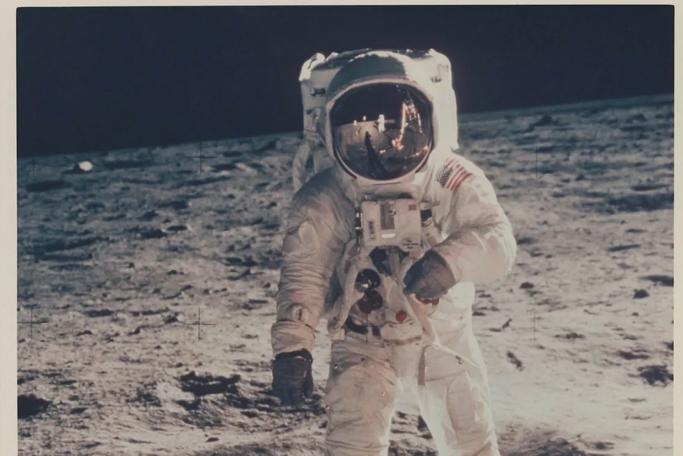 Av måneskinn gror det mange ting: Det er få ting som har virket så stimulerende på mennesket som tanken om månen. Her fra en meget viktig gåtur i 1969.