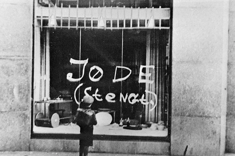 Bildet viser antisemittisk propaganda på et butikkvindu i Oslo under den tyske okkupasjonen høsten 1940. Men antisemittismen kom ikke til landet med okkupantene.
