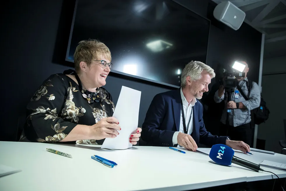 Kulturminister Trine Skei Grande (fra venstre) skrev under avtalen om kommersiell allmennkringkasting sammen med TV 2-sjef Olav T. Sandnes for en knapp måned siden.
