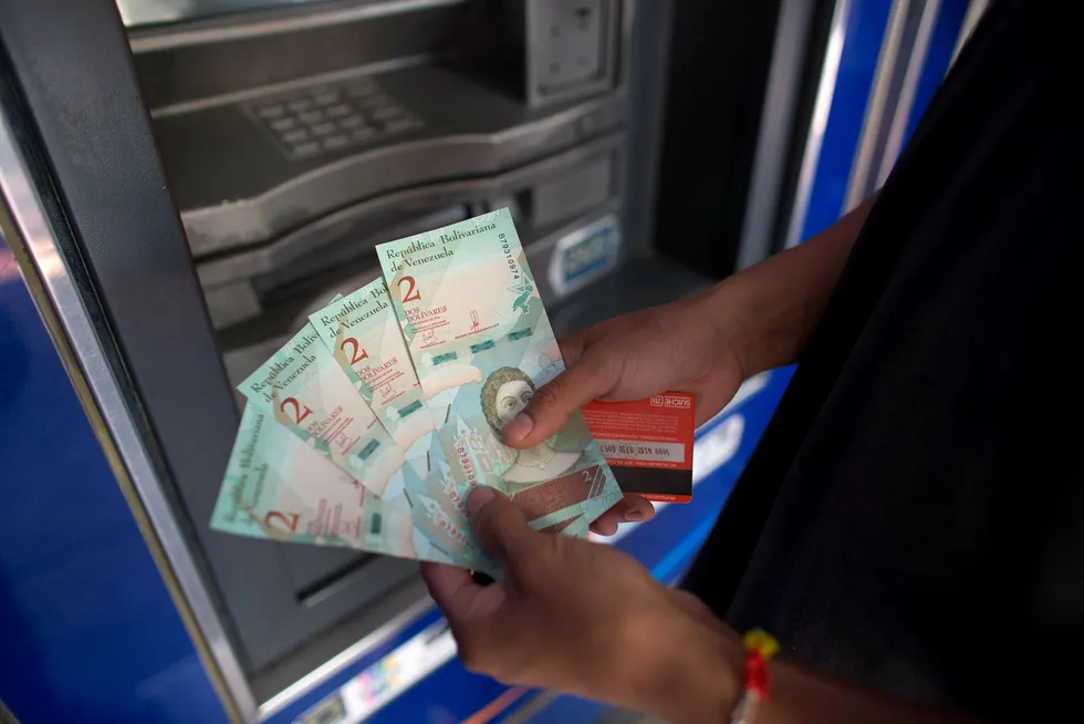 Venezuela er i økonomisk krise. Nå er valutaen devaluert.