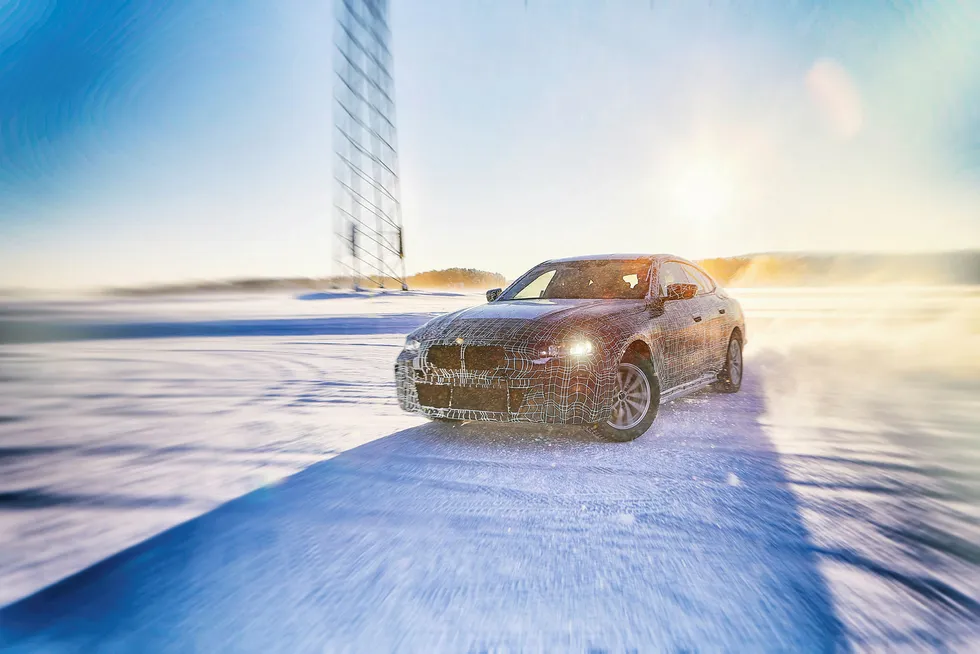 BMW i4 kommer i 2021, og skal få en rekkevidde på 60 mil. Her er bilen på vintertest i Arjeplog.