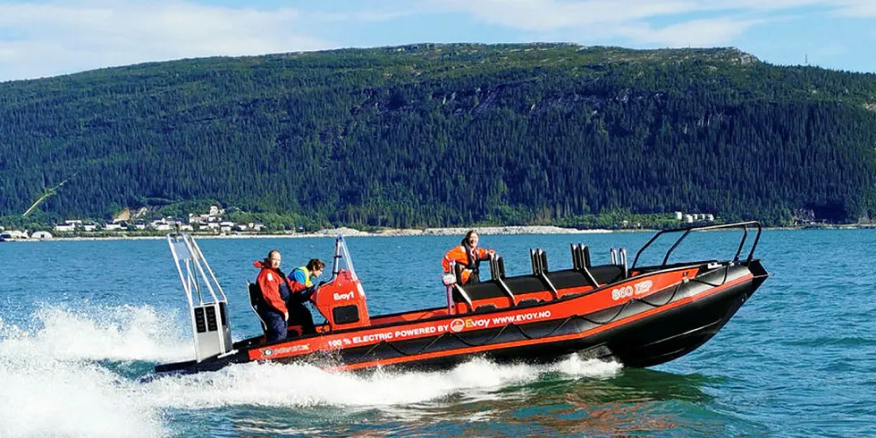 Her testes elbåten «Evoy 1» i Ranafjorden. Hvor fort den går er foreløpig hemmelig.